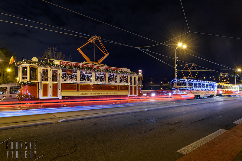 Vánoční Praha 2022: Už jste se svezli vánoční tramvají?